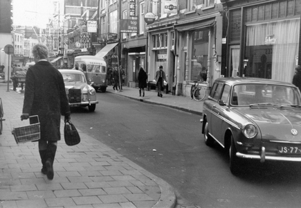 848357 Gezicht in de Steenweg te Utrecht, centraal café-bar 'City' (Steenweg 31) en rechts café Le Berry (Steenweg 27).